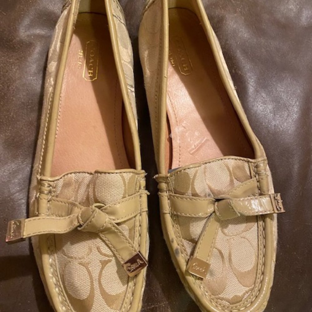 Coach Signature Canvas Frida Loafers Bow Tie Cream Patent Leather 8.5B Q672